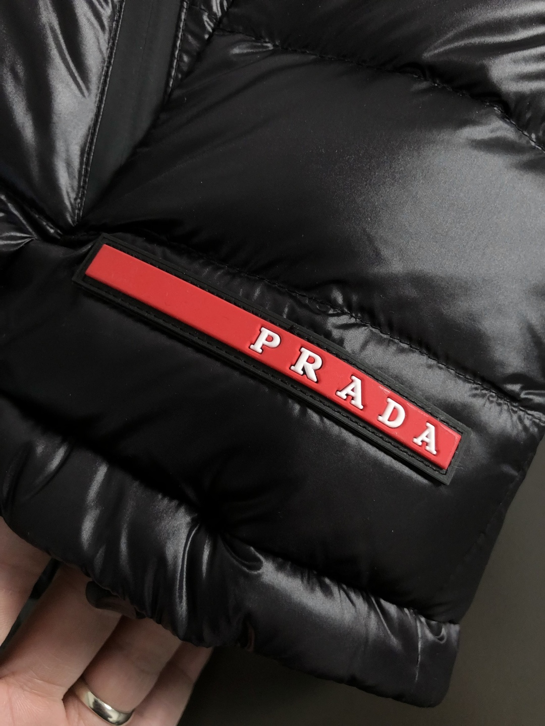 Prad*礼包版型48-562025秋冬90白鸭绒羽绒外套，以排骨冲绒发配金属三角标点缀为主调，融入内里