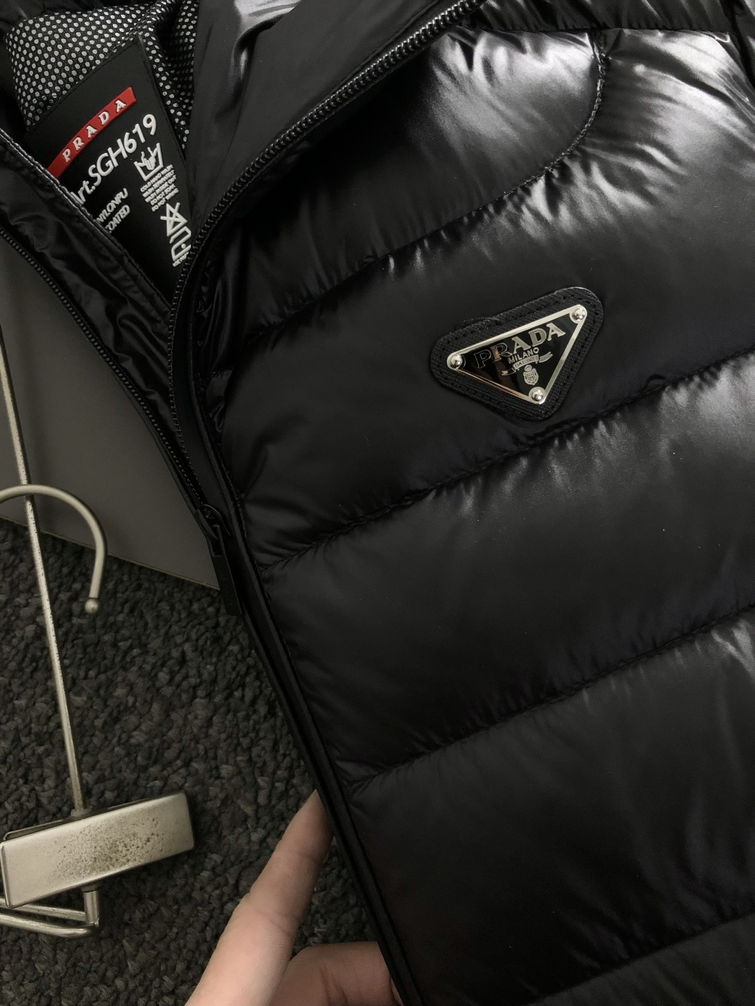 Prad*礼包版型48-562025秋冬90白鸭绒羽绒外套，以排骨冲绒发配金属三角标点缀为主调，融入内里