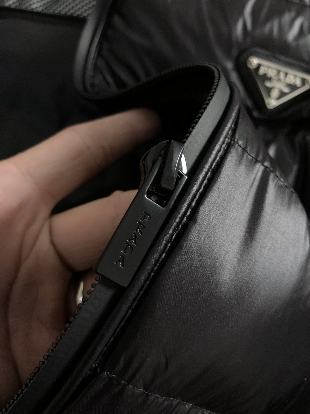 Prad*礼包版型48-562025秋冬90白鸭绒羽绒外套，以排骨冲绒发配金属三角标点缀为主调，融入内里