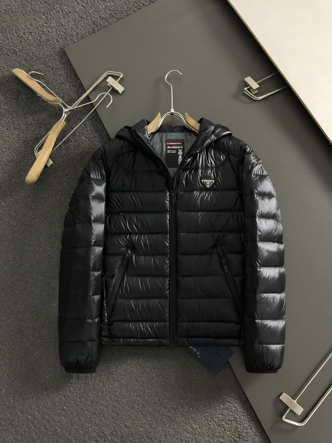 Prad*礼包版型48-562025秋冬90白鸭绒羽绒外套，以排骨冲绒发配金属三角标点缀为主调，融入内里