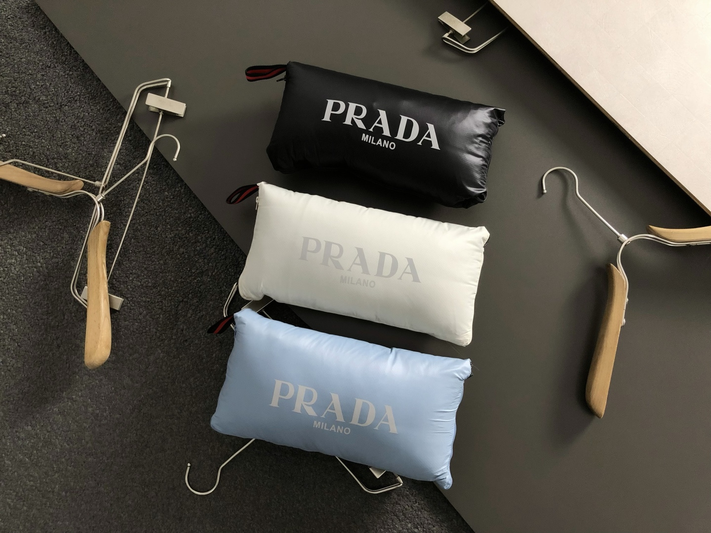Prad*礼包版型48-562025秋冬90白鸭绒羽绒外套，以排骨冲绒发配金属三角标点缀为主调，融入内里