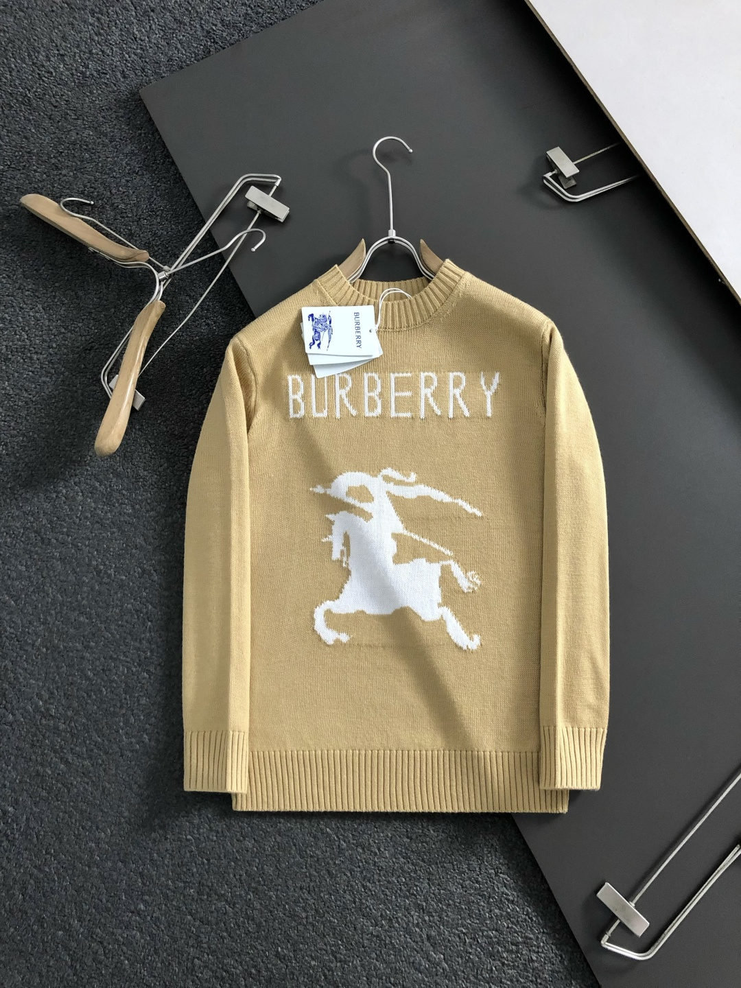 BBR*合身版型s-Xl2025秋冬圆领羊毛衫，以骑士字母提花点缀为主调，融入字母提花元素，打破传统羊毛