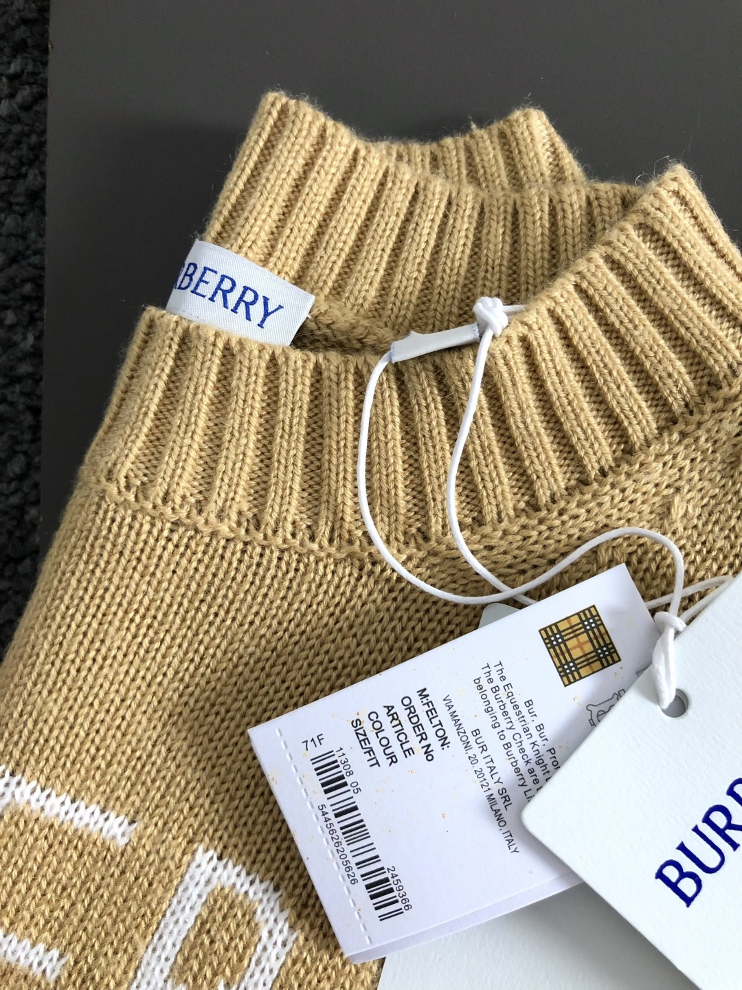 BBR*合身版型s-Xl2025秋冬圆领羊毛衫，以骑士字母提花点缀为主调，融入字母提花元素，打破传统羊毛