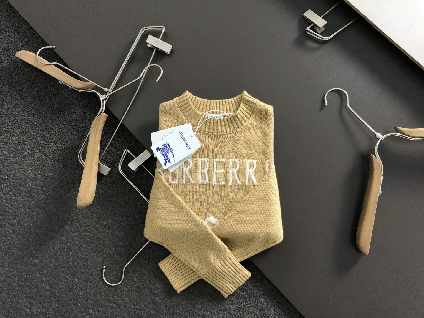 BBR*合身版型s-Xl2025秋冬圆领羊毛衫，以骑士字母提花点缀为主调，融入字母提花元素，打破传统羊毛