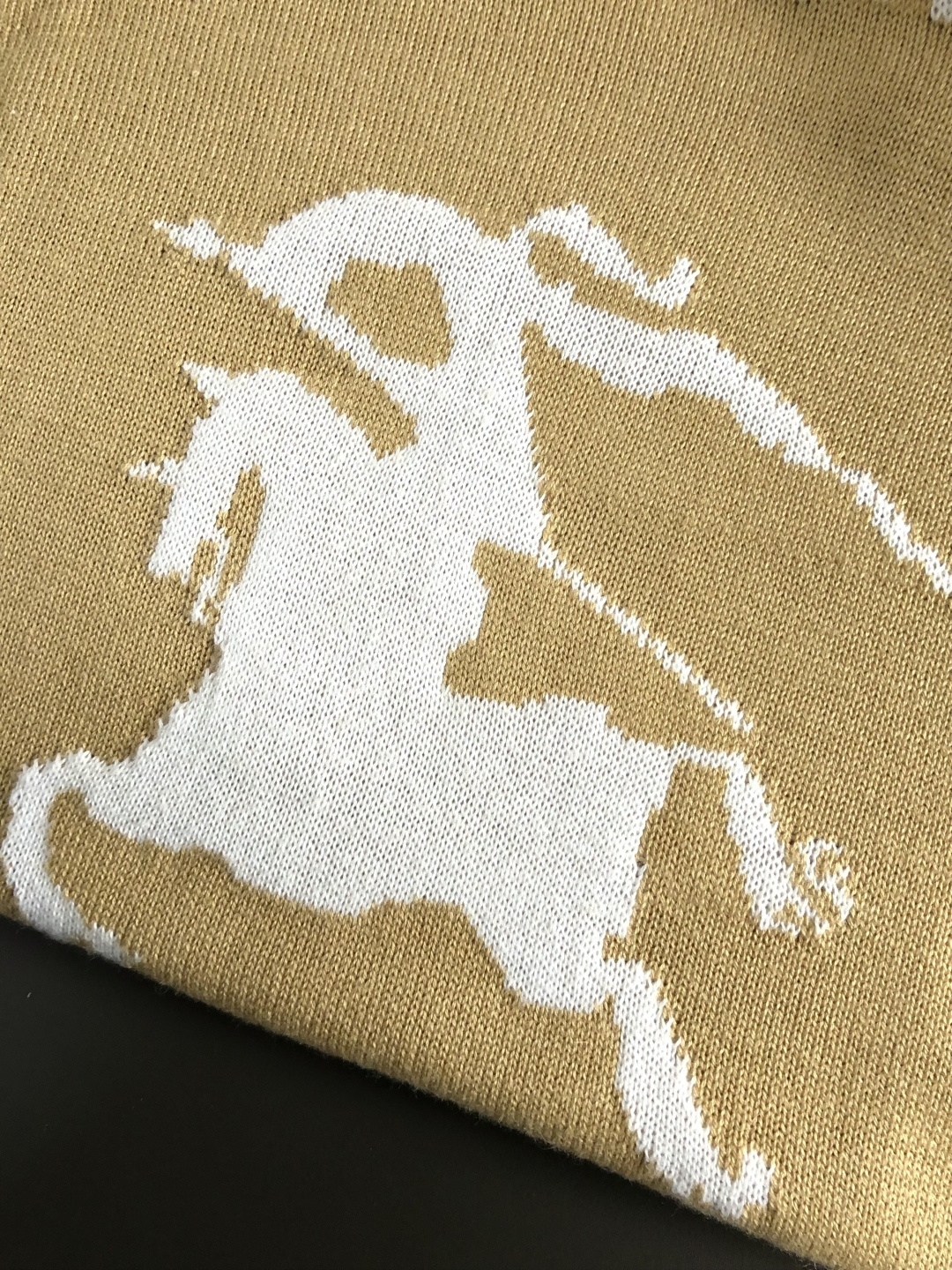 BBR*合身版型s-Xl2025秋冬圆领羊毛衫，以骑士字母提花点缀为主调，融入字母提花元素，打破传统羊毛