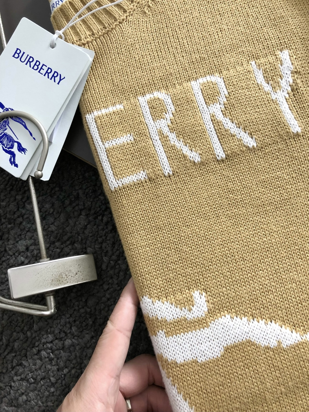 BBR*合身版型s-Xl2025秋冬圆领羊毛衫，以骑士字母提花点缀为主调，融入字母提花元素，打破传统羊毛