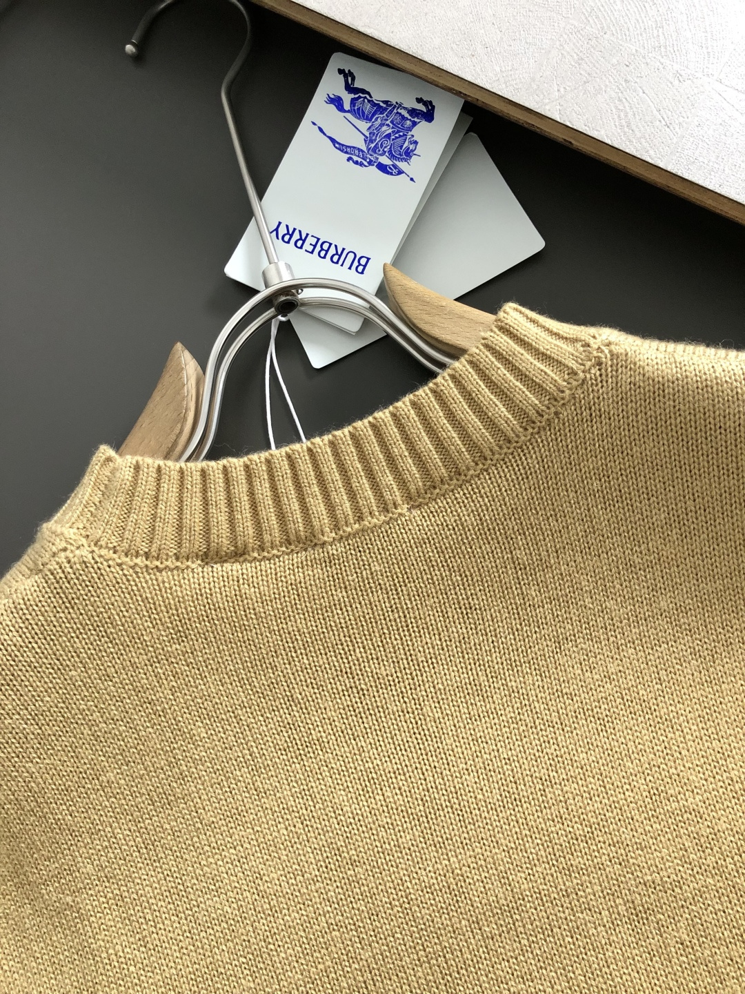 BBR*合身版型s-Xl2025秋冬圆领羊毛衫，以骑士字母提花点缀为主调，融入字母提花元素，打破传统羊毛