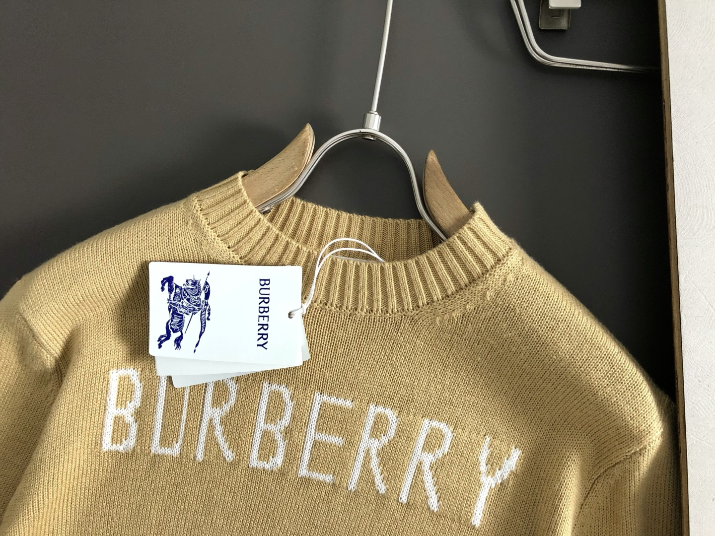 BBR*合身版型s-Xl2025秋冬圆领羊毛衫，以骑士字母提花点缀为主调，融入字母提花元素，打破传统羊毛