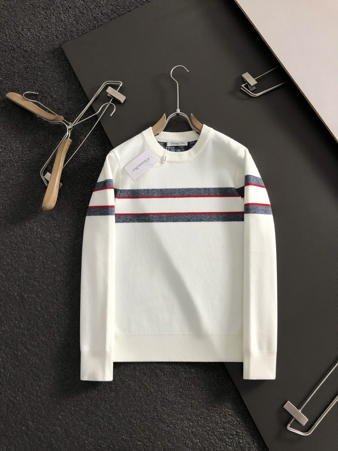 Dir*合身版型M-XXXl2025秋冬潮牌羊毛衫，以条纹撞色提花点缀为主调，巧妙融入下摆拉链元素，后幅