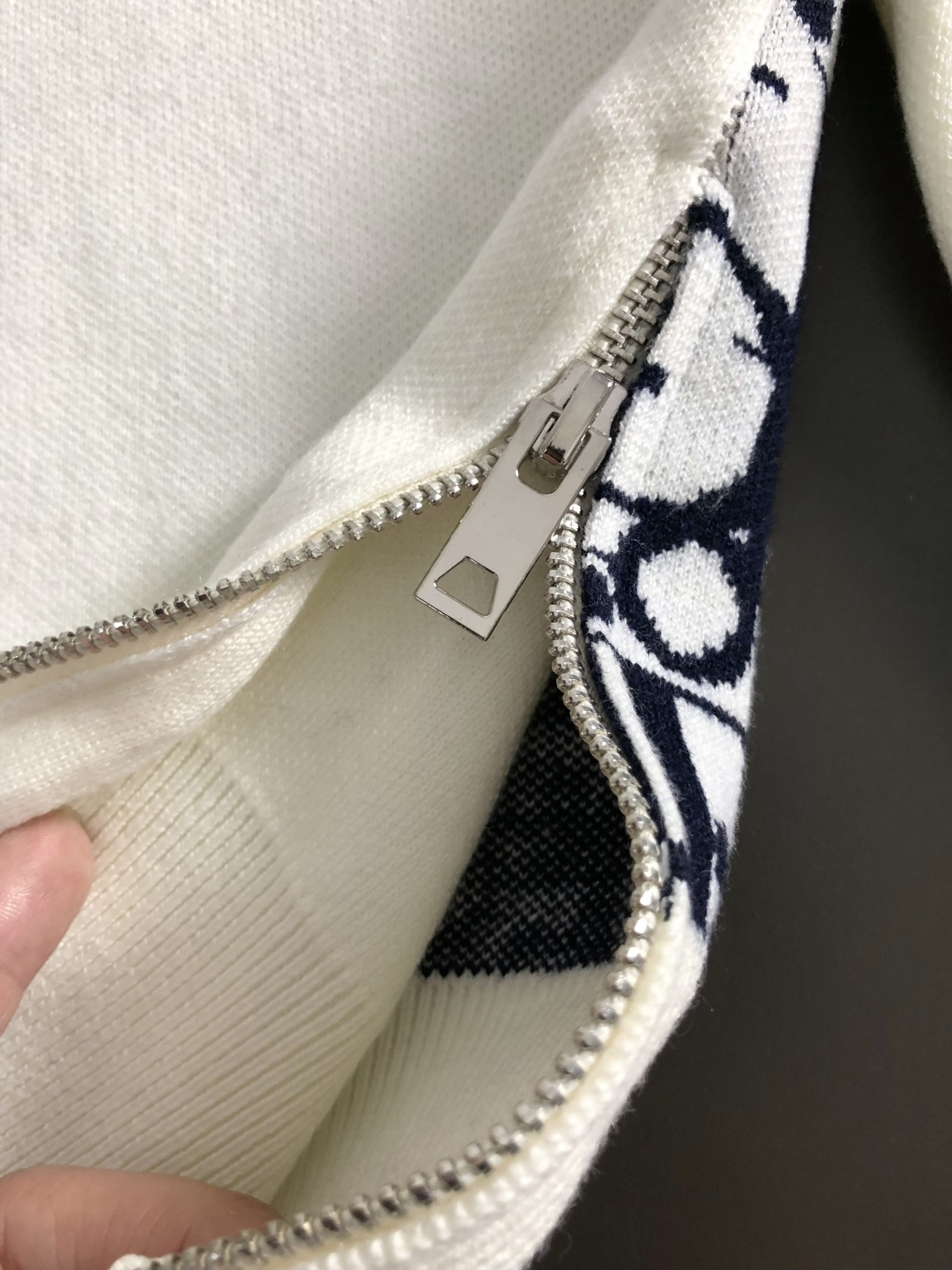 Dir*合身版型M-XXXl2025秋冬潮牌羊毛衫，以条纹撞色提花点缀为主调，巧妙融入下摆拉链元素，后幅