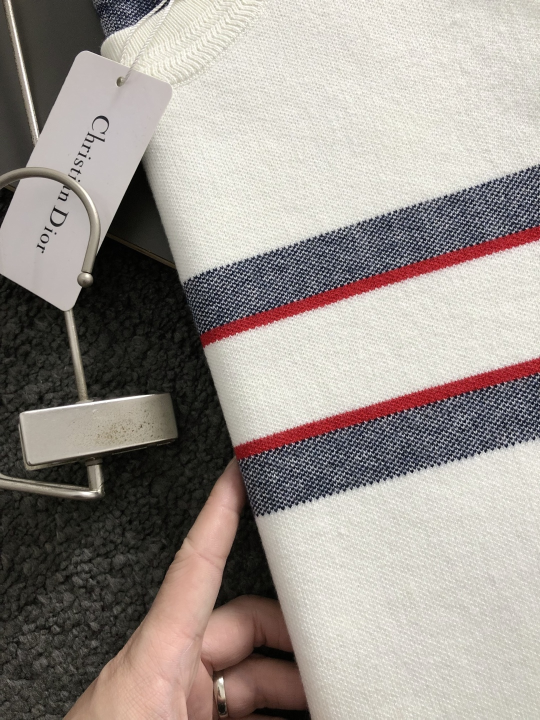 Dir*合身版型M-XXXl2025秋冬潮牌羊毛衫，以条纹撞色提花点缀为主调，巧妙融入下摆拉链元素，后幅