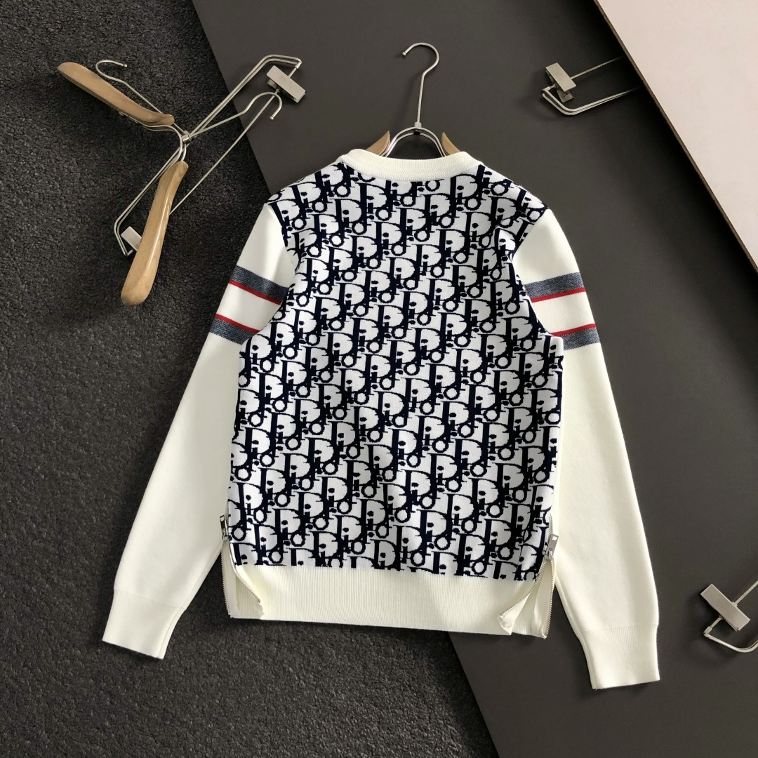 Dir*合身版型M-XXXl2025秋冬潮牌羊毛衫，以条纹撞色提花点缀为主调，巧妙融入下摆拉链元素，后幅