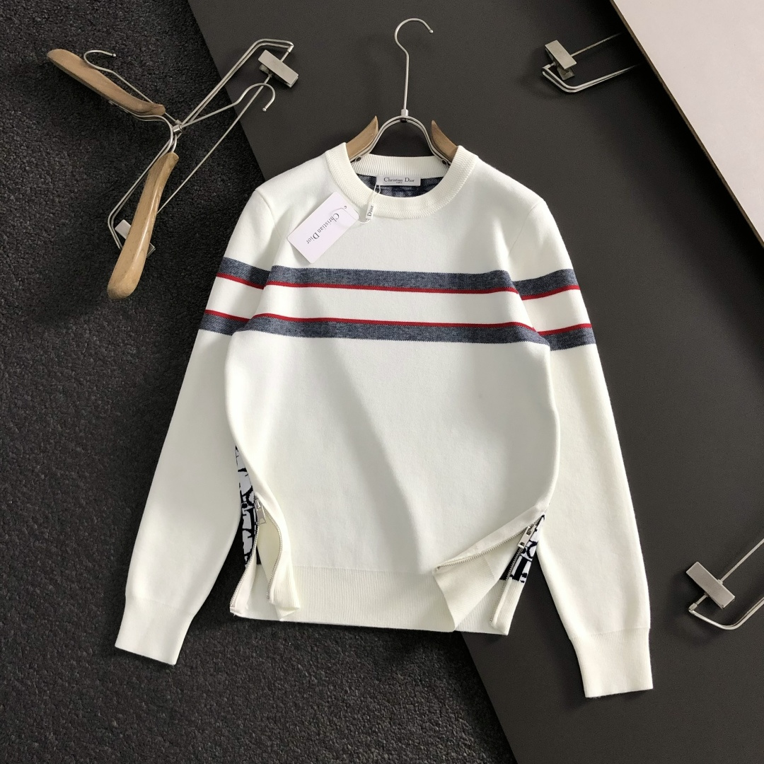Dir*合身版型M-XXXl2025秋冬潮牌羊毛衫，以条纹撞色提花点缀为主调，巧妙融入下摆拉链元素，后幅