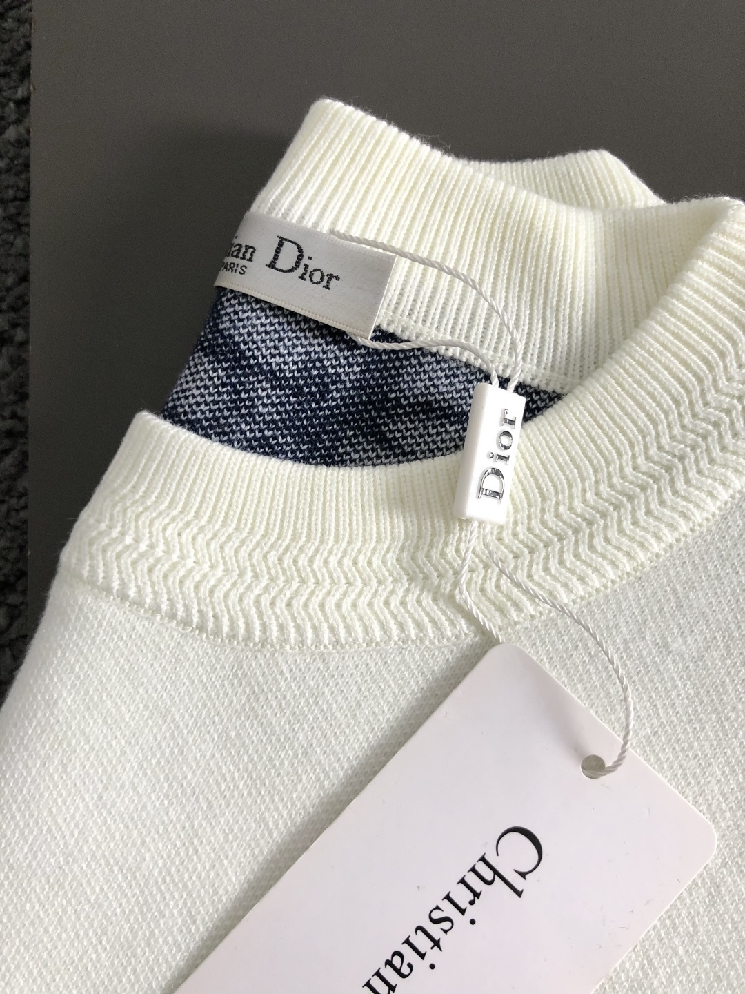 Dir*合身版型M-XXXl2025秋冬潮牌羊毛衫，以条纹撞色提花点缀为主调，巧妙融入下摆拉链元素，后幅