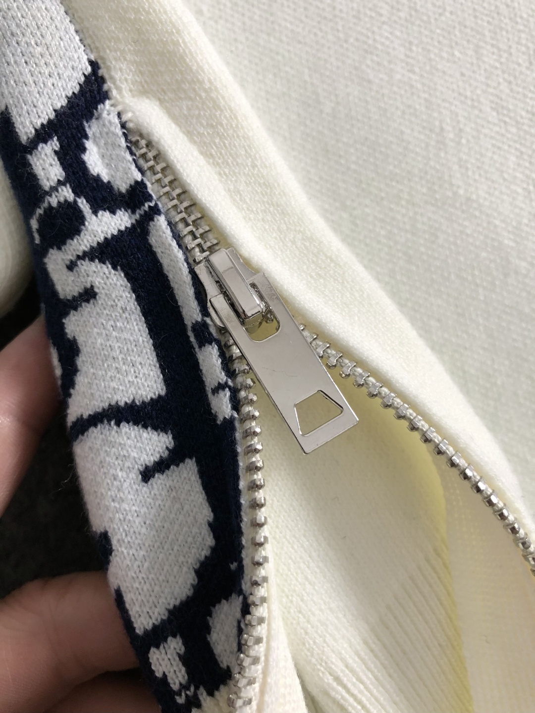 Dir*合身版型M-XXXl2025秋冬潮牌羊毛衫，以条纹撞色提花点缀为主调，巧妙融入下摆拉链元素，后幅