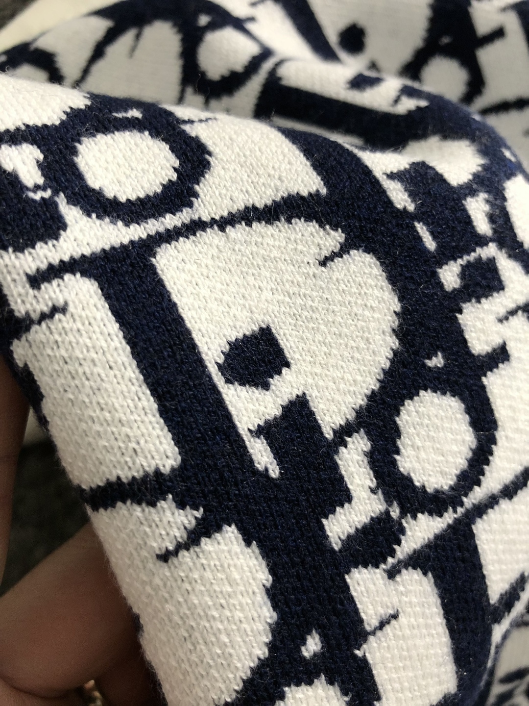 Dir*合身版型M-XXXl2025秋冬潮牌羊毛衫，以条纹撞色提花点缀为主调，巧妙融入下摆拉链元素，后幅