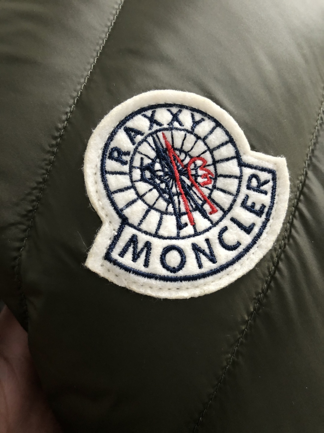 Mon*合身版型48-562025秋冬90白鸭绒羽绒外套，以潮流排骨风格领口字母压花元素点缀为主调，融入