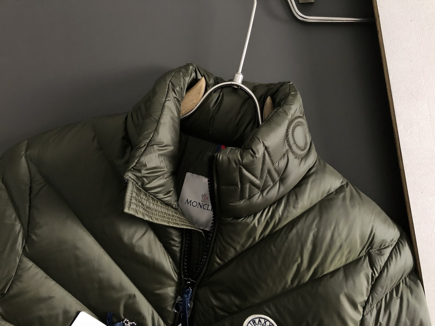 Mon*合身版型48-562025秋冬90白鸭绒羽绒外套，以潮流排骨风格领口字母压花元素点缀为主调，融入