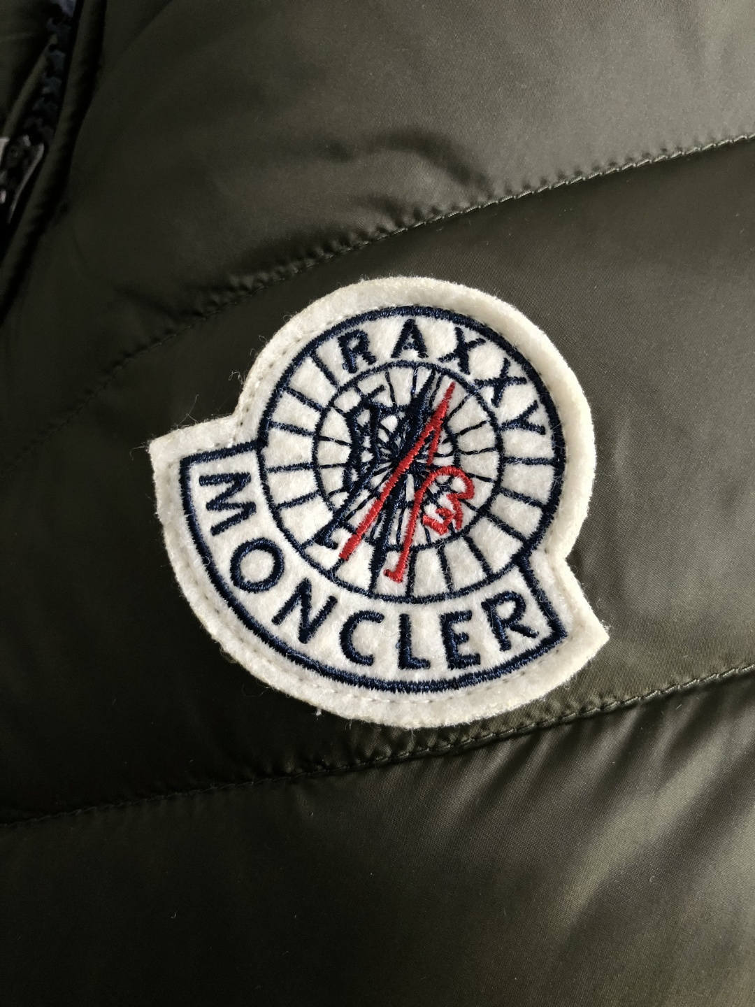 Mon*合身版型48-562025秋冬90白鸭绒羽绒外套，以潮流排骨风格领口字母压花元素点缀为主调，融入