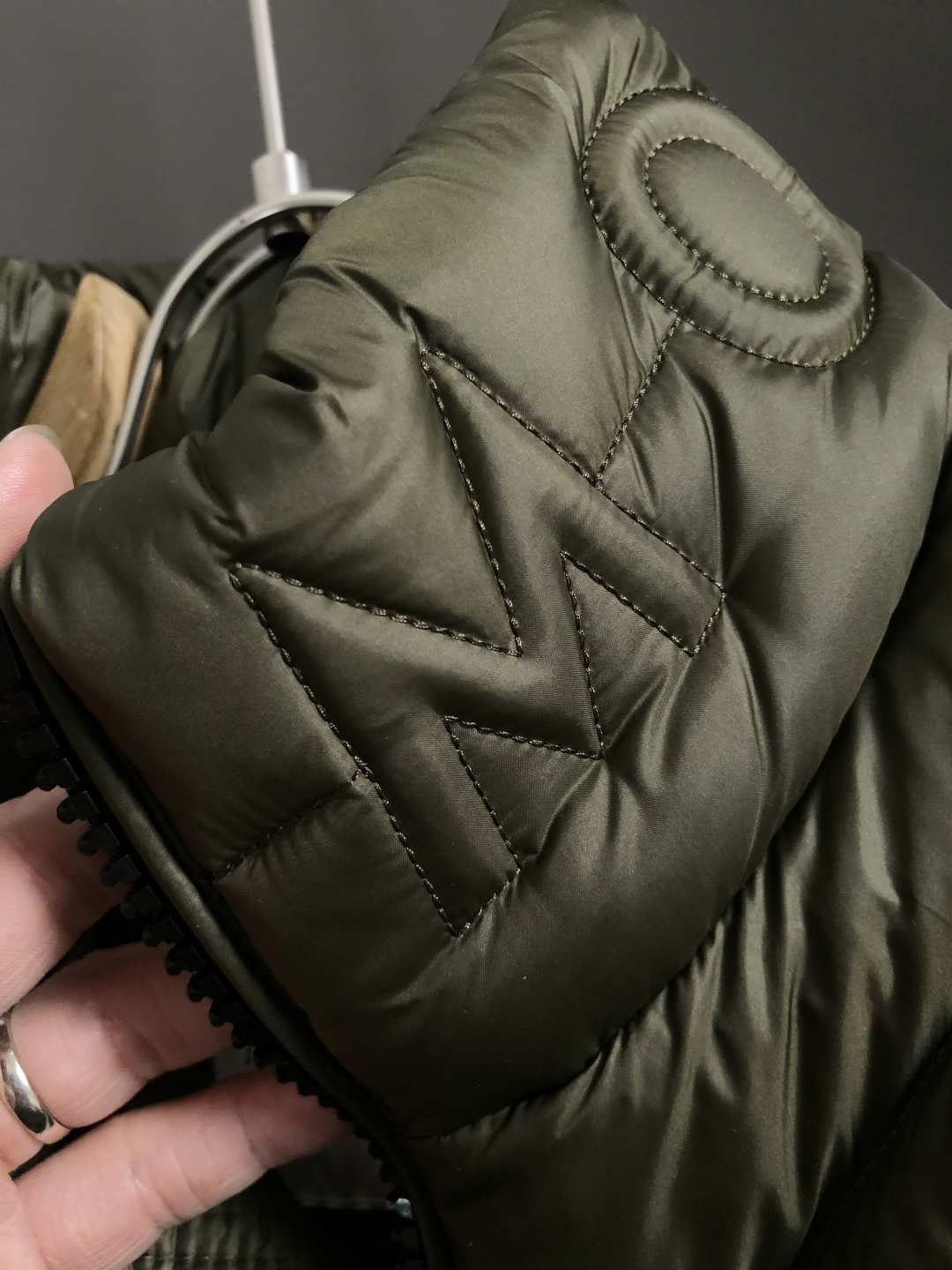 Mon*合身版型48-562025秋冬90白鸭绒羽绒外套，以潮流排骨风格领口字母压花元素点缀为主调，融入