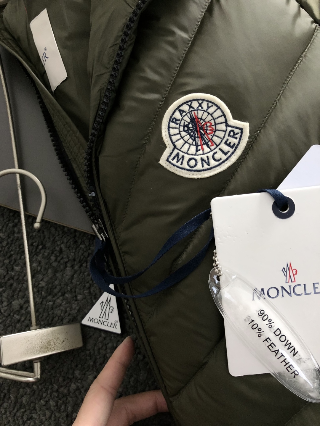 Mon*合身版型48-562025秋冬90白鸭绒羽绒外套，以潮流排骨风格领口字母压花元素点缀为主调，融入