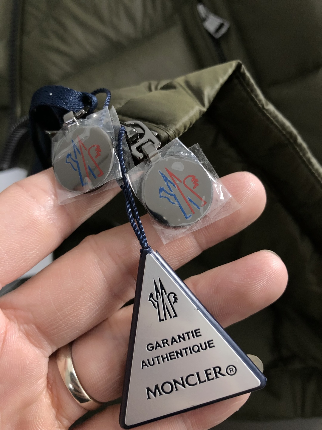 Mon*合身版型48-562025秋冬90白鸭绒羽绒外套，以潮流排骨风格领口字母压花元素点缀为主调，融入