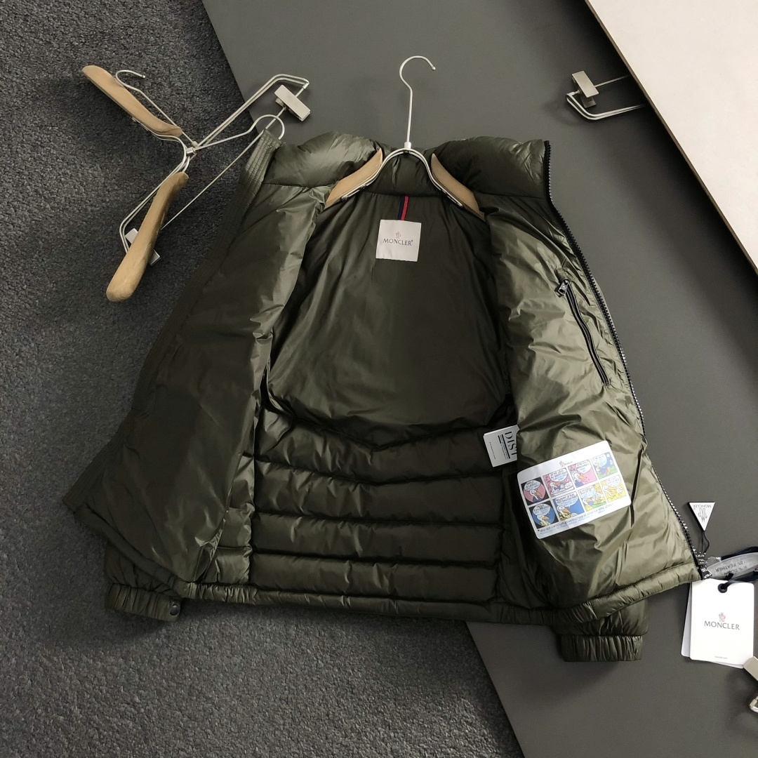 Mon*合身版型48-562025秋冬90白鸭绒羽绒外套，以潮流排骨风格领口字母压花元素点缀为主调，融入