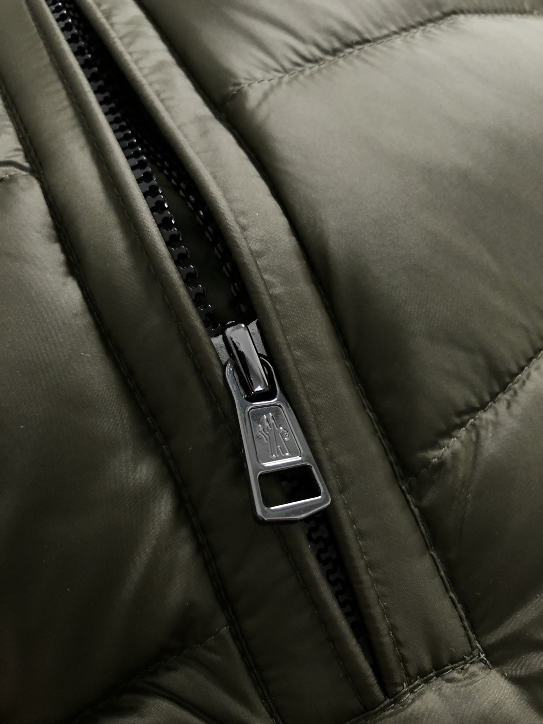 Mon*合身版型48-562025秋冬90白鸭绒羽绒外套，以潮流排骨风格领口字母压花元素点缀为主调，融入