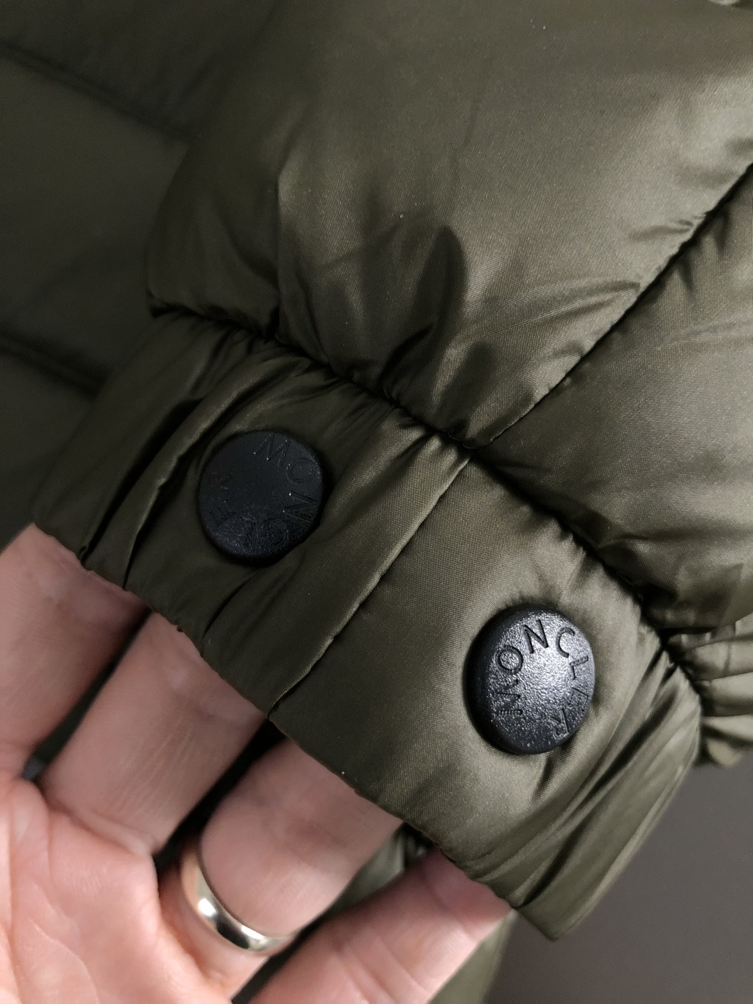 Mon*合身版型48-562025秋冬90白鸭绒羽绒外套，以潮流排骨风格领口字母压花元素点缀为主调，融入