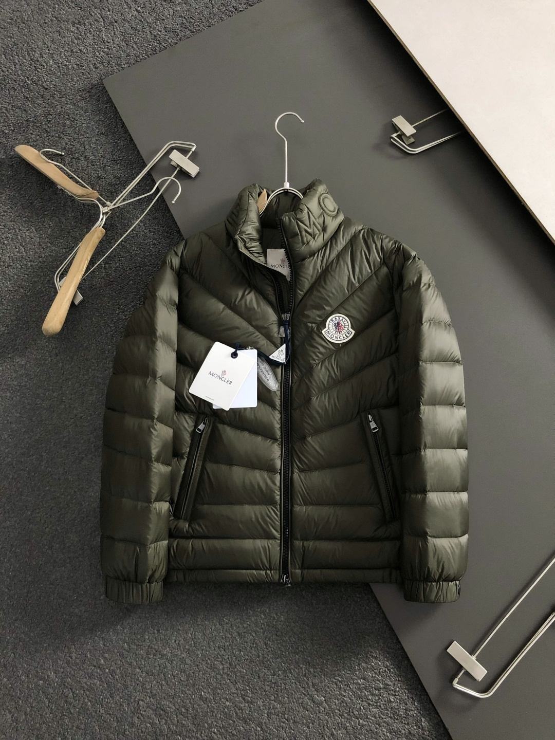 Mon*合身版型48-562025秋冬90白鸭绒羽绒外套，以潮流排骨风格领口字母压花元素点缀为主调，融入