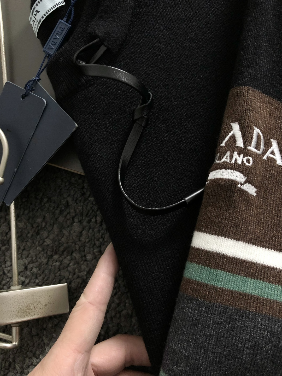 Prad*合身版型M-XXXl2025秋冬潮牌羊毛衫，以双领口皮绳搭配点缀为主调，巧妙袖子多色撞色提花字