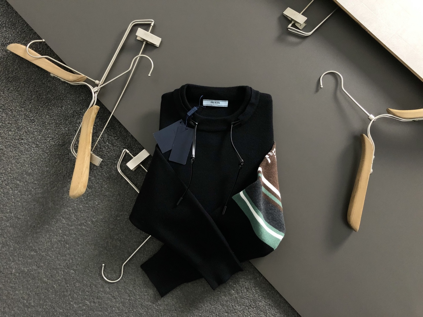 NO:598540,Prad*fitted fit M-XXXl  The 2025 autumn and winter trendy cardigan features a double neckline with leather cord embellishments, and clever sleeves with multi-color contrasting jacquard letters and deconstructed embroidery elements, highlighting individuality and uninhibitedness. The three-dimensional tailoring fits the body shape, and the design is neat and stylish, easily elongating the leg lines, creating a casual and free style. High quality  The fabric is stiff and wear-resistant, breathable and comfortable, and is suitable for daily outings or light outdoor scenes. The detailed webbing embellishments add a fashionable texture. Whether it is a casual look with T-shirts and jeans, or a mixed and matched style, it can be easily controlled. It is an indispensable fashion item in the autumn and winter transition seasons.  Available now for sale M-XXXL,, prada, jeans, tees, t-shirt, alexander wang19860909Prad*合身版型M-XXXl 2025秋冬潮牌羊毛衫,以双领口皮绳搭配点缀为主调,巧妙袖子多色撞色提花字母解构刺绣元素,彰显个性与不羁.立体剪裁贴合身形,设计利落有型,轻松拉长腿部线条,打造随性洒脱的休闲风格.优质面料挺括耐磨,兼具透气性与舒适感,适合日常出街或轻户外场景.细节织带点缀,增添时尚质感,无论是搭配T恤牛仔裤的休闲look,还是叠的混搭风,都能轻松驾驭,是秋冬过渡季不可或缺的时尚单品. 现货发售发售M-XXXL,,prada,jeans,tees，t-shirt,alexander wang,Men's clothing