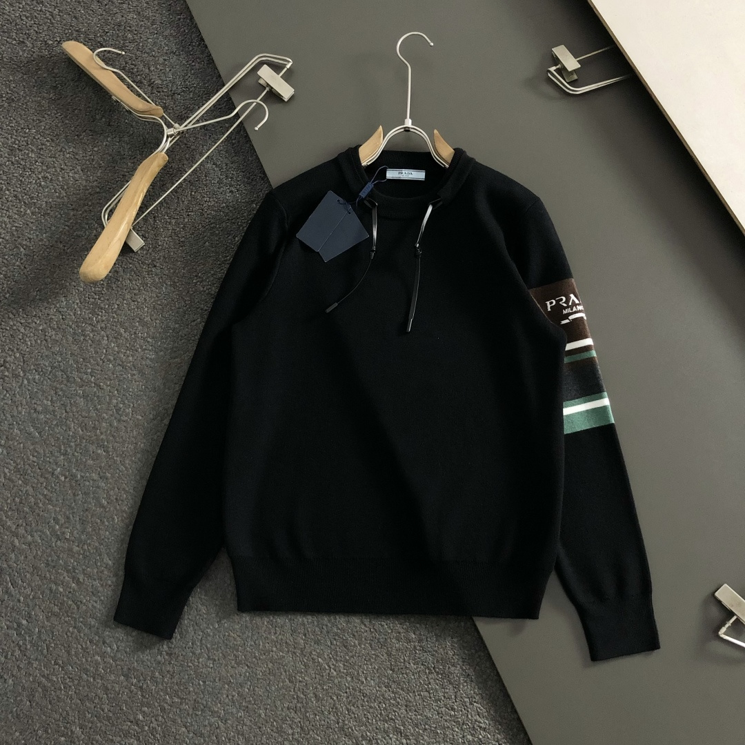 Prad*合身版型M-XXXl2025秋冬潮牌羊毛衫，以双领口皮绳搭配点缀为主调，巧妙袖子多色撞色提花字