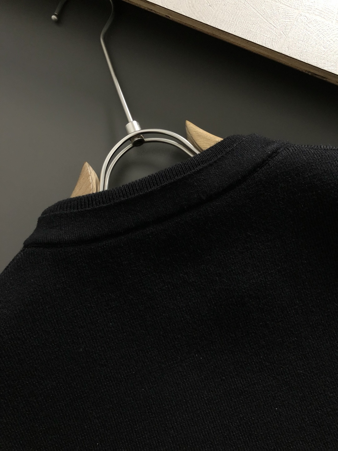 Prad*合身版型M-XXXl2025秋冬潮牌羊毛衫，以双领口皮绳搭配点缀为主调，巧妙袖子多色撞色提花字