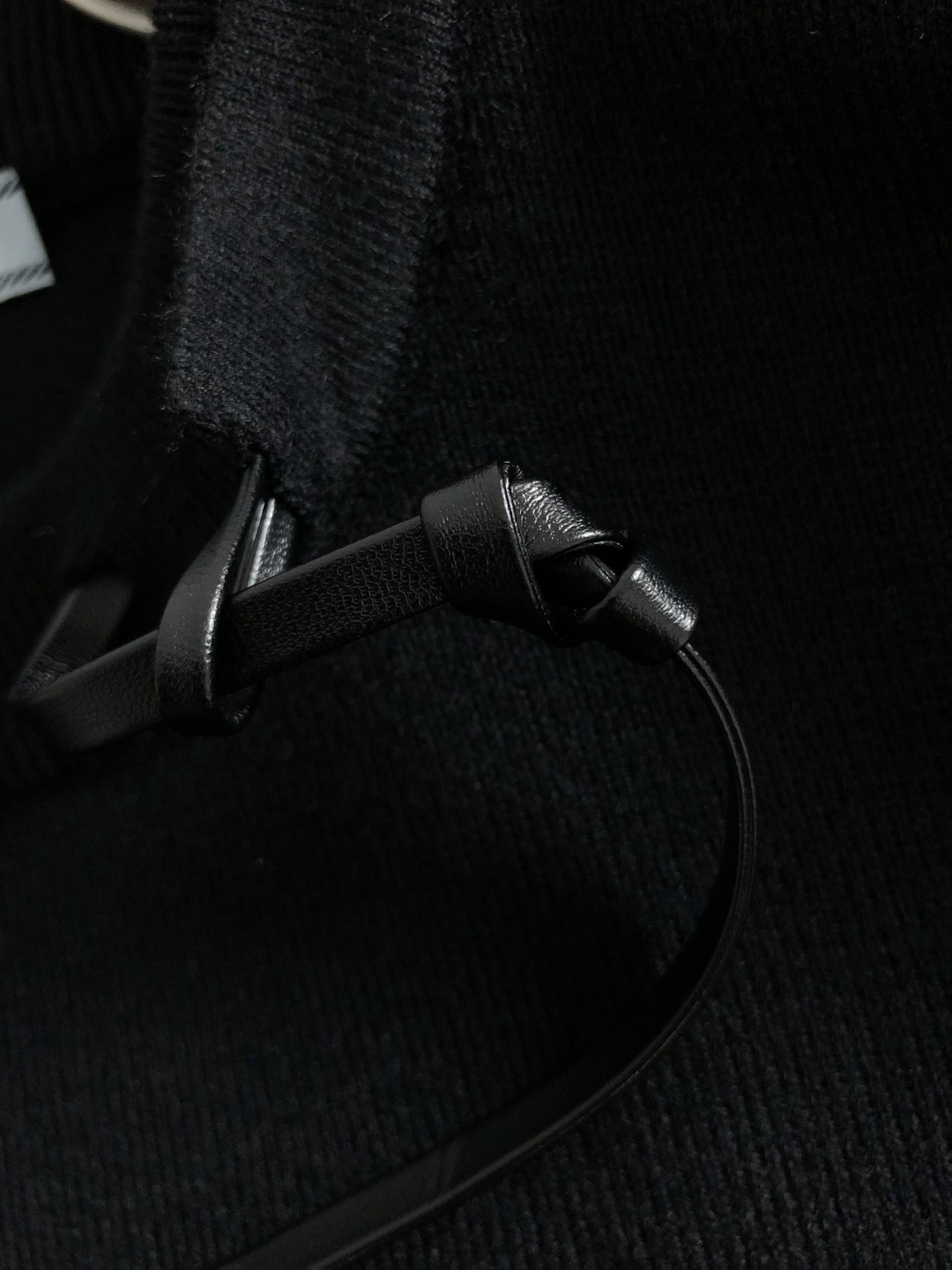 Prad*合身版型M-XXXl2025秋冬潮牌羊毛衫，以双领口皮绳搭配点缀为主调，巧妙袖子多色撞色提花字