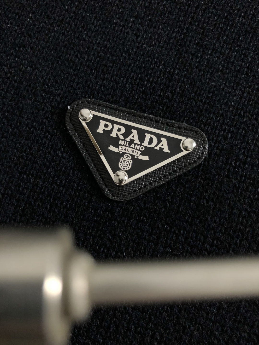 Prad*合身版型s-Xl2025秋冬领羊毛衫，以金属三角标点缀为主调，融入拉链元素，打破传统羊毛的单调