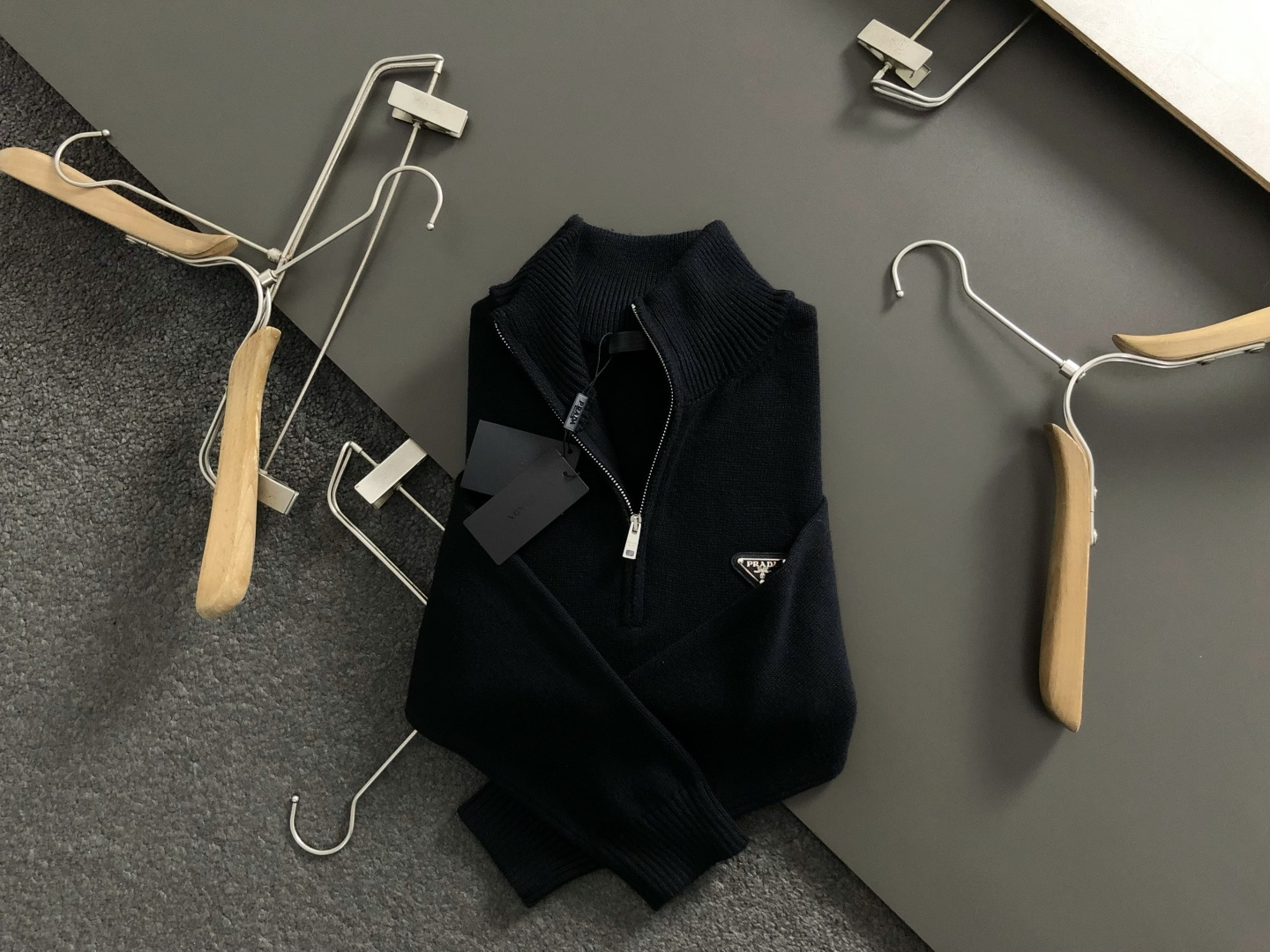 NO:598532,Prad*fitted fit s-Xl  The 2025 autumn and winter collared wool sweater is mainly decorated with metal triangle logos and incorporates zipper elements to break the monotony of traditional wool and highlight individuality and uninhibitedness. The three-dimensional tailoring fits the body shape and the design is neat and stylish. It can easily lengthen the leg lines and create a casual and free style. High-quality fabrics are comfortable  It is warm, has both thermal insulation and comfort, and is suitable for daily outings or light outdoor scenes. The triangular jacquard embellishment on the back adds a fashionable texture. Whether it is a casual look with a T-shirt and jeans, or a mixed style layered, it can be easily controlled. It is an indispensable fashion item in the autumn and winter transition seasons.  Spot color black white, prada, jeans, tees, t-shirt, alexander wang19860909Prad*合身版型s-Xl 2025秋冬领羊毛衫,以金属三角标点缀为主调,融入拉链元素,打破传统羊毛的单调感,彰显个性与不羁.立体剪裁贴合身形,设计利落有型,轻松拉长腿部线条,打造随性洒脱的休闲风格.优质面料舒适保暖,兼具保温性与舒适感,适合日常出街或轻户外场景.细节后背三角提花点缀,增添时尚质感,无论是搭配T恤牛仔裤的休闲look,还是叠的混搭风,都能轻松驾驭,是秋冬过渡季不可或缺的时尚单品. 现货颜色 黑色 白色,,prada,jeans,tees，t-shirt,alexander wang,Men's clothing