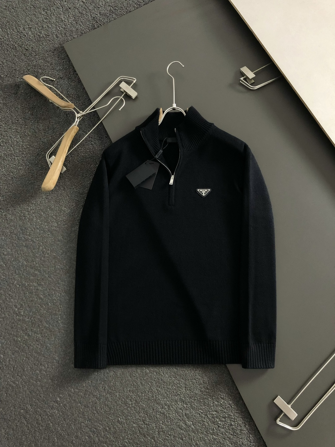 Prad*合身版型s-Xl2025秋冬领羊毛衫，以金属三角标点缀为主调，融入拉链元素，打破传统羊毛的单调
