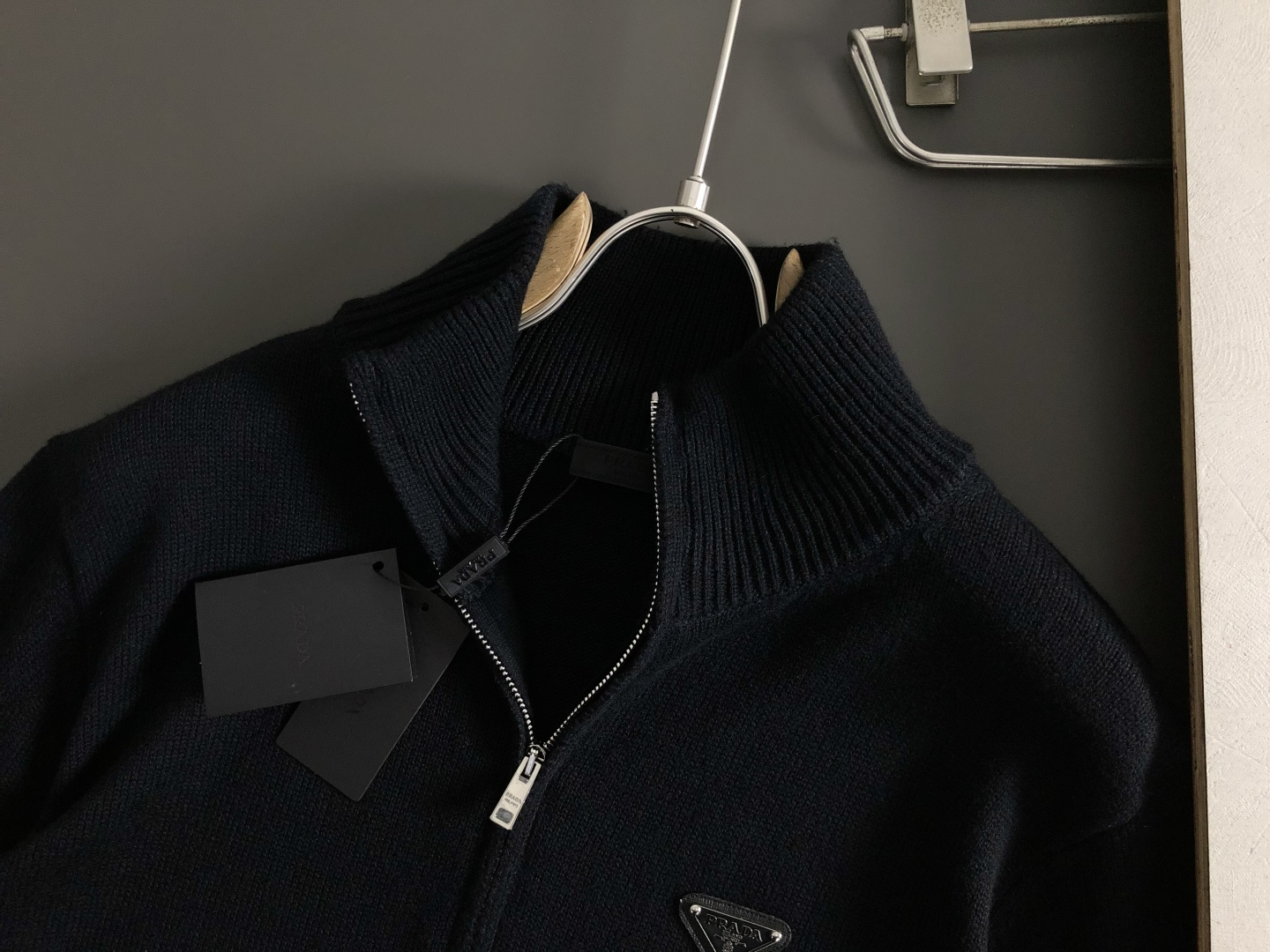 Prad*合身版型s-Xl2025秋冬领羊毛衫，以金属三角标点缀为主调，融入拉链元素，打破传统羊毛的单调