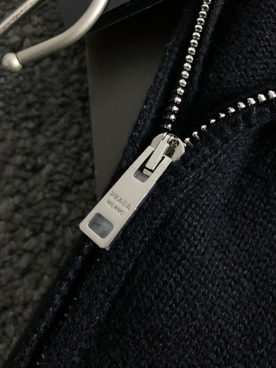 Prad*合身版型s-Xl2025秋冬领羊毛衫，以金属三角标点缀为主调，融入拉链元素，打破传统羊毛的单调