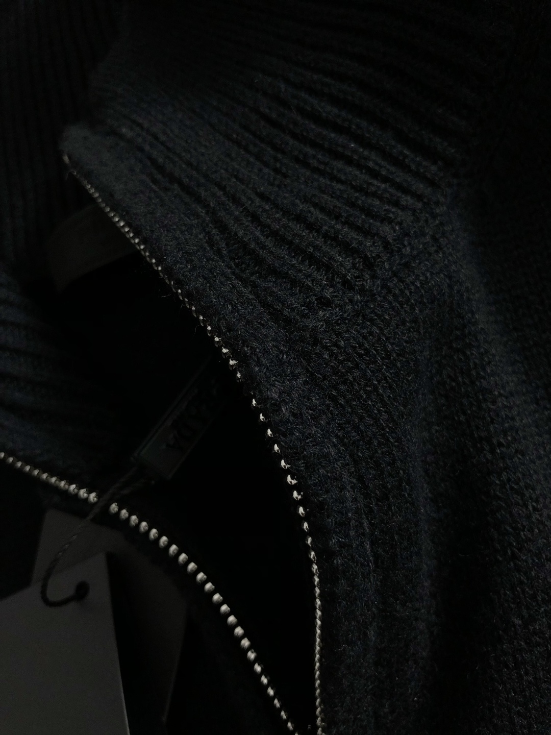 Prad*合身版型s-Xl2025秋冬领羊毛衫，以金属三角标点缀为主调，融入拉链元素，打破传统羊毛的单调