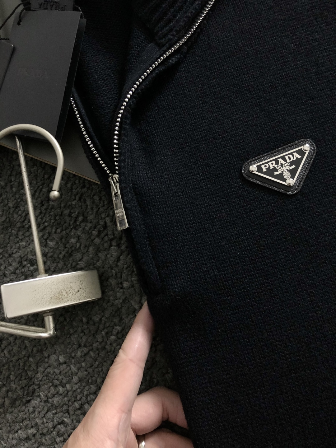 Prad*合身版型s-Xl2025秋冬领羊毛衫，以金属三角标点缀为主调，融入拉链元素，打破传统羊毛的单调