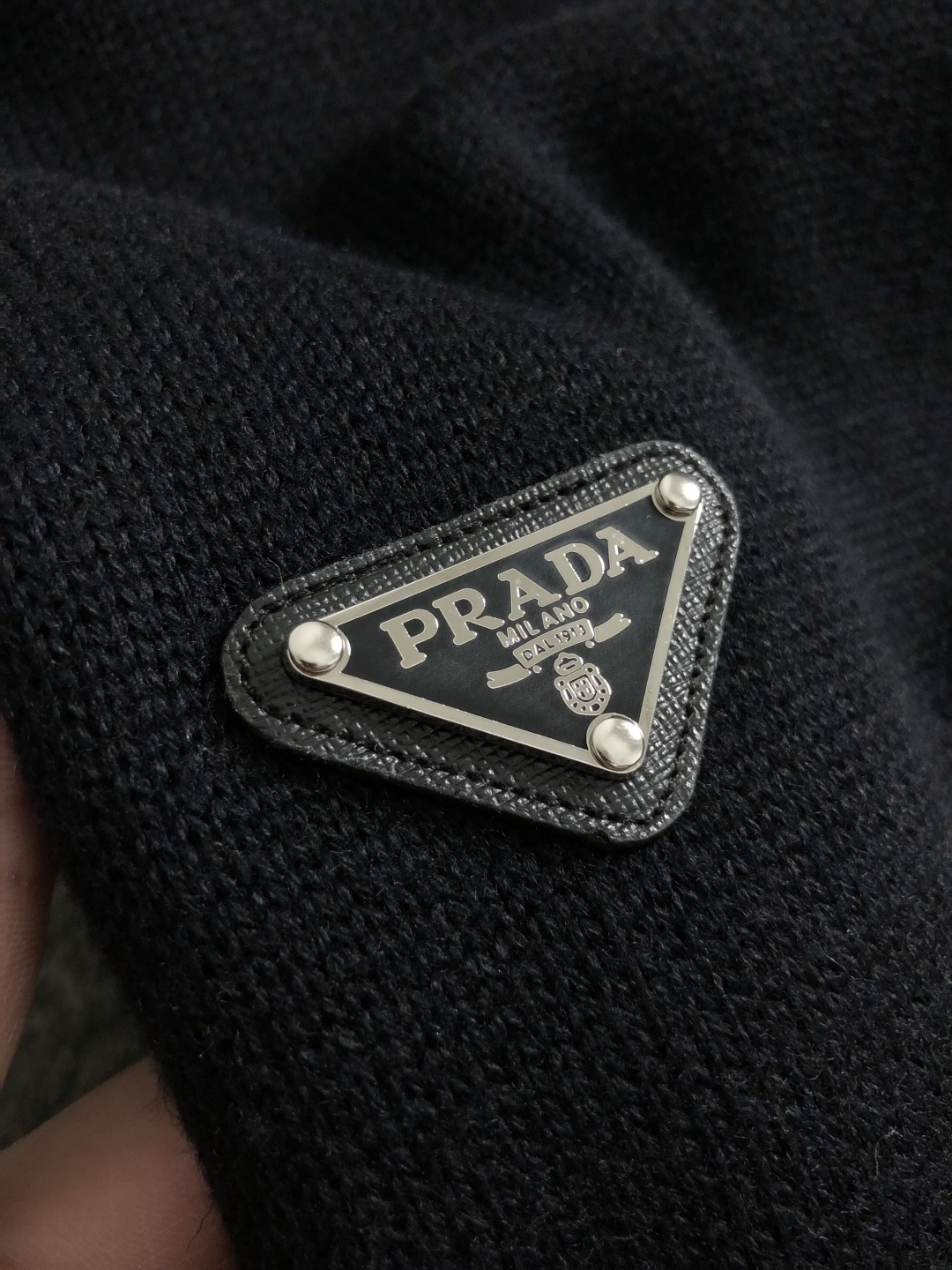 Prad*合身版型s-Xl2025秋冬领羊毛衫，以金属三角标点缀为主调，融入拉链元素，打破传统羊毛的单调