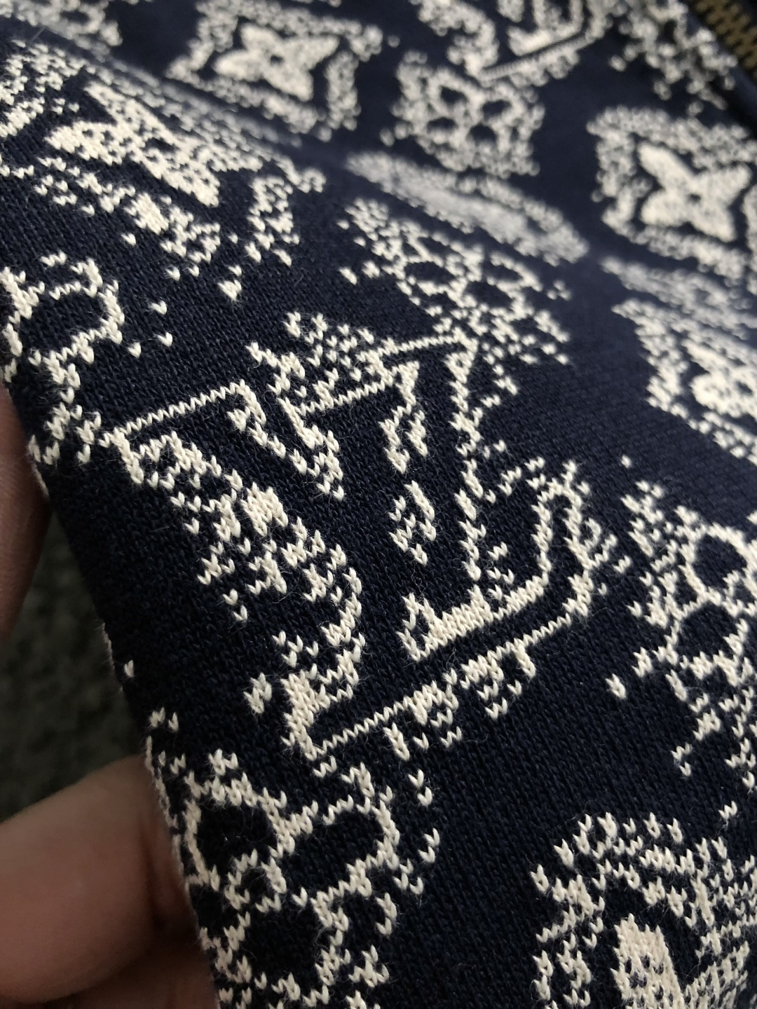 L牌*合身版型s-Xl2025秋冬拉链开衫羊毛衫，以老花提花排列点缀为主调，融入字母提花元素，打破传统羊