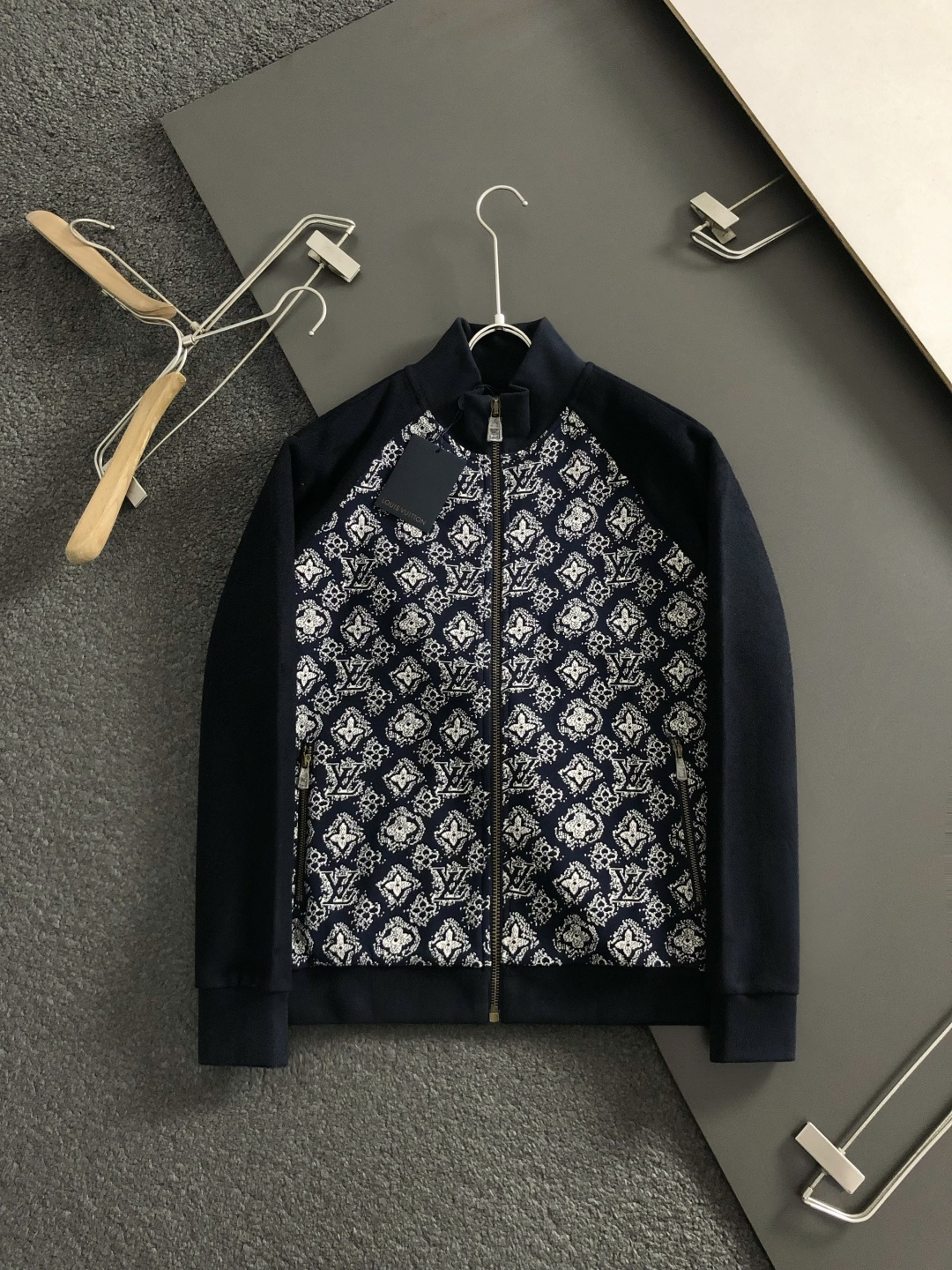 L牌*合身版型s-Xl2025秋冬拉链开衫羊毛衫，以老花提花排列点缀为主调，融入字母提花元素，打破传统羊