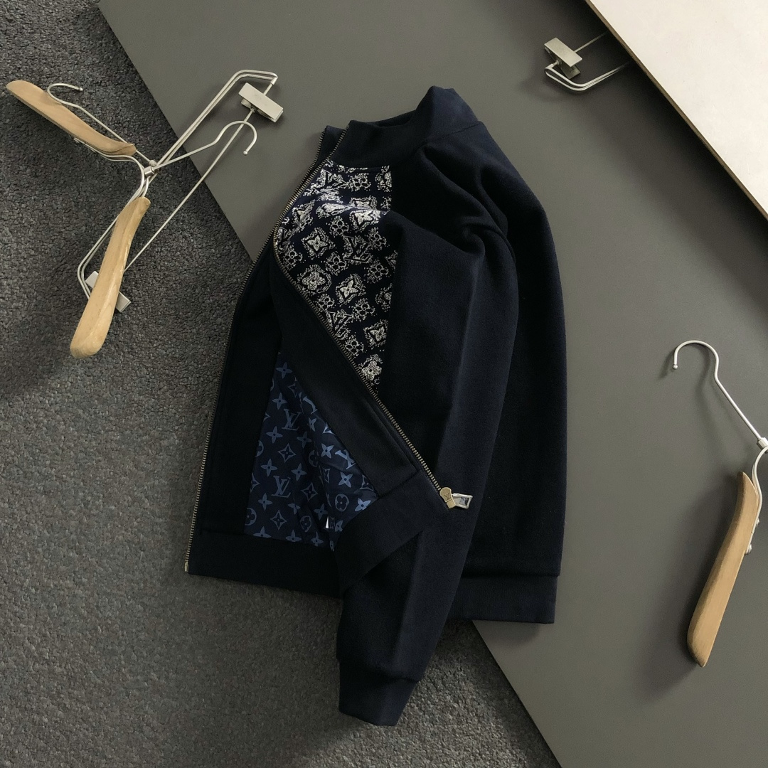 NO:598530,L brand*fitted version s-Xl  The 2025 autumn and winter zipper cardigans are mainly decorated with presbyopic jacquard arrangements and incorporate letter jacquard elements to break the monotony of traditional wool and highlight individuality and uninhibitedness. The three-dimensional tailoring fits the body shape and the design is neat and stylish. It can easily lengthen the leg lines and create a casual and free casual style. High-quality fabric  The material is comfortable and warm, has both thermal insulation and comfort, and is suitable for daily outings or light outdoor scenes. The triangular jacquard embellishment on the back adds a fashionable texture. Whether it is a casual look with a T-shirt and jeans, or a layered mix and match style, it can be easily controlled. It is an indispensable fashion item in the autumn and winter transition seasons.  Spot color black white, jeans, tees, t-shirt, alexander wang19860909L牌*合身版型s-Xl 2025秋冬拉链开衫羊毛衫,以老花提花排列点缀为主调,融入字母提花元素,打破传统羊毛的单调感,彰显个性与不羁.立体剪裁贴合身形,设计利落有型,轻松拉长腿部线条,打造随性洒脱的休闲风格.优质面料舒适保暖,兼具保温性与舒适感,适合日常出街或轻户外场景.细节后背三角提花点缀,增添时尚质感,无论是搭配T恤牛仔裤的休闲look,还是叠的混搭风,都能轻松驾驭,是秋冬过渡季不可或缺的时尚单品. 现货颜色 黑色 白色,,jeans,tees，t-shirt,alexander wang,Men's clothing