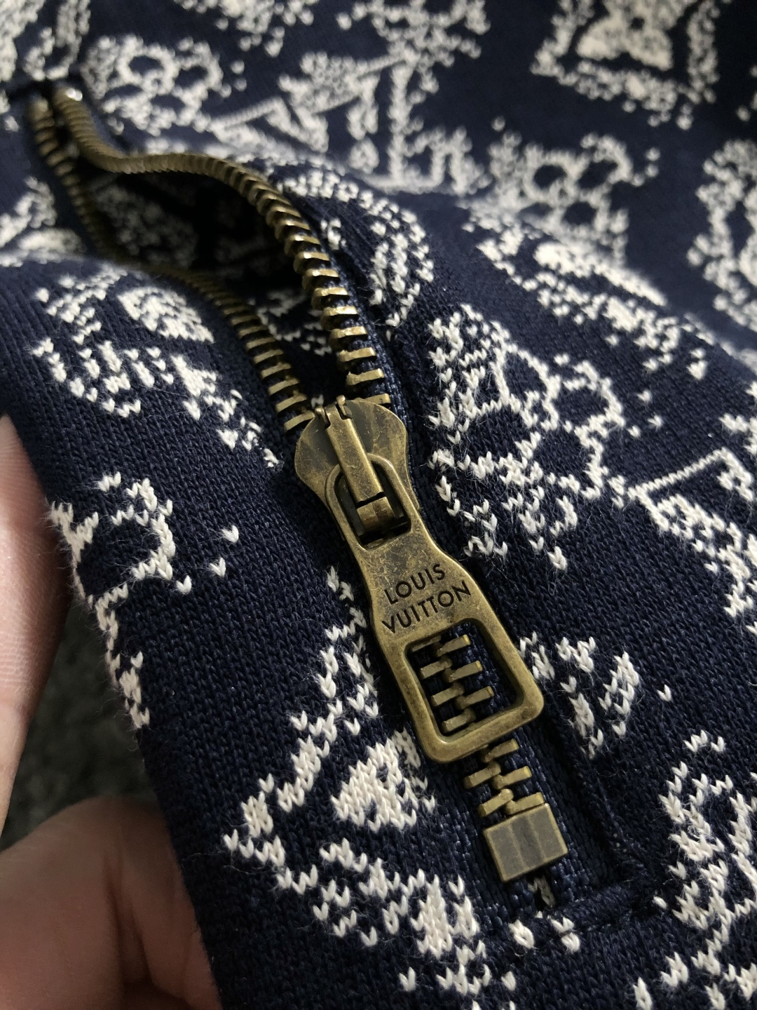 L牌*合身版型s-Xl2025秋冬拉链开衫羊毛衫，以老花提花排列点缀为主调，融入字母提花元素，打破传统羊