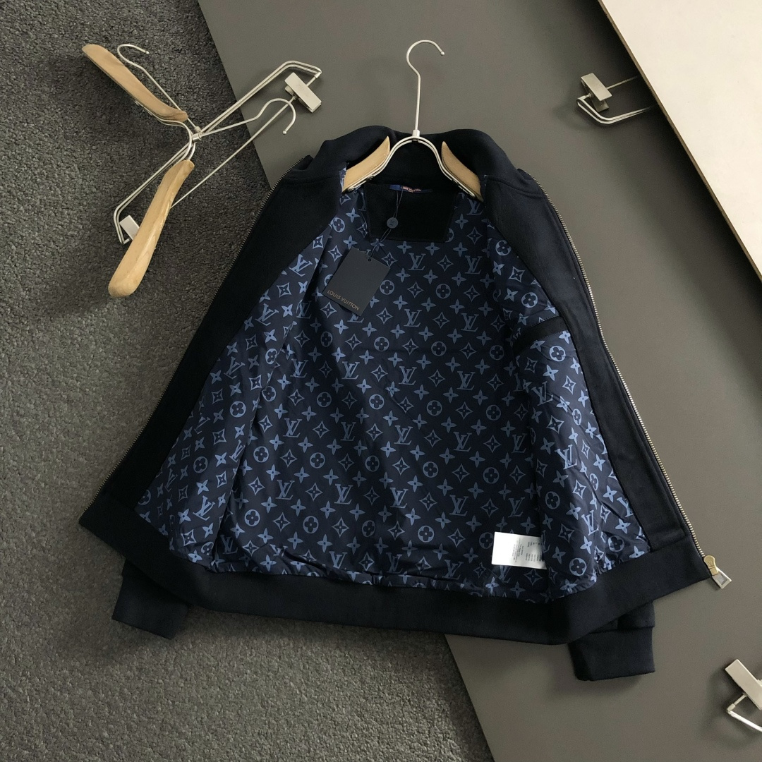 L牌*合身版型s-Xl2025秋冬拉链开衫羊毛衫，以老花提花排列点缀为主调，融入字母提花元素，打破传统羊