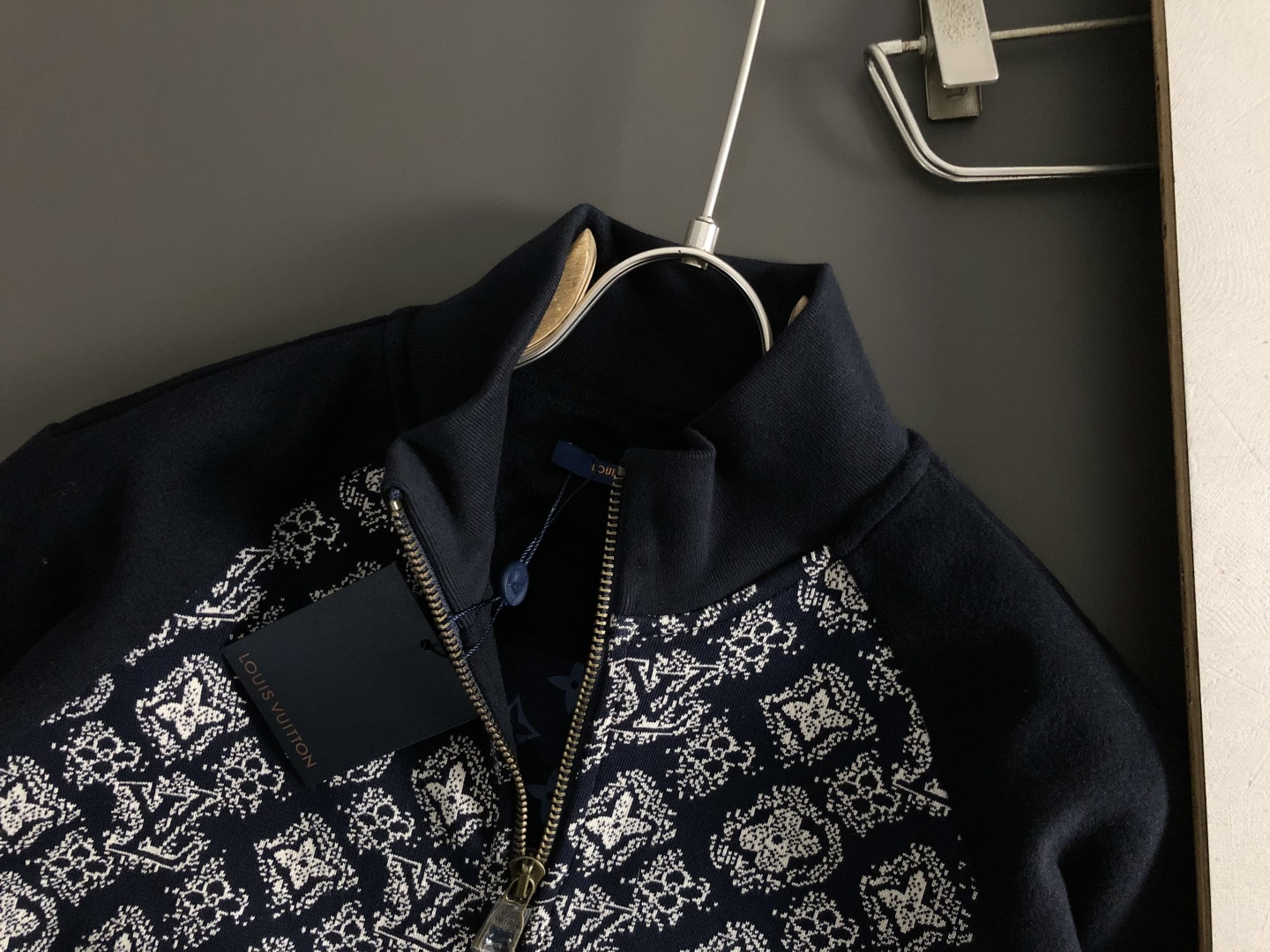 L牌*合身版型s-Xl2025秋冬拉链开衫羊毛衫，以老花提花排列点缀为主调，融入字母提花元素，打破传统羊