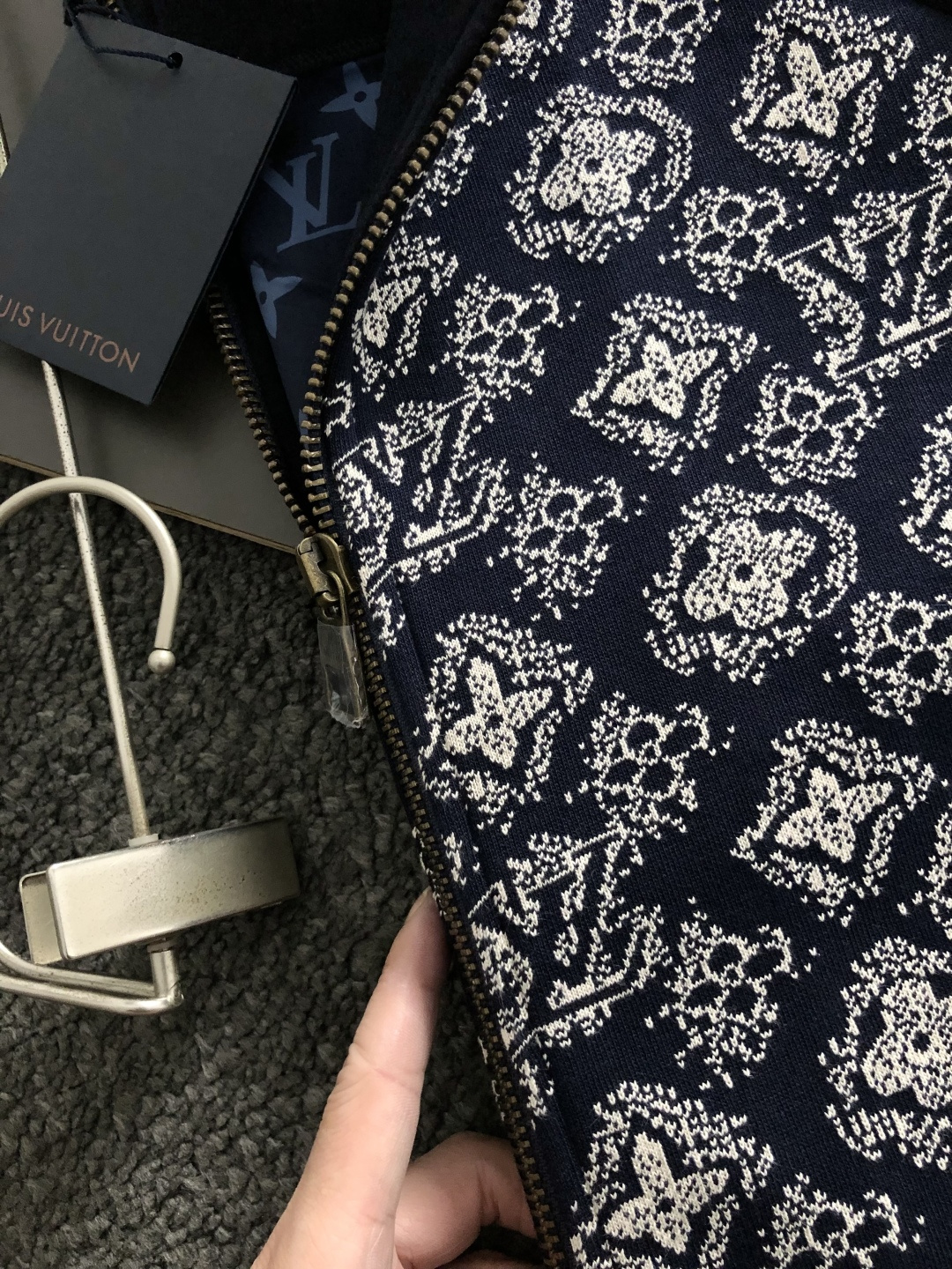 L牌*合身版型s-Xl2025秋冬拉链开衫羊毛衫，以老花提花排列点缀为主调，融入字母提花元素，打破传统羊